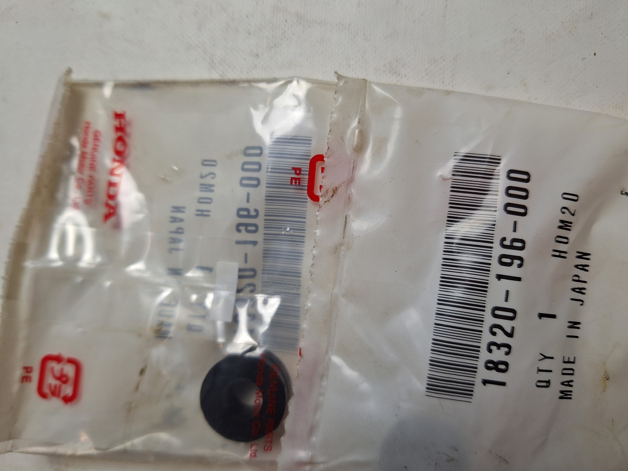 Picture of GUMMI A, SCHUTZ  18320-196-000  CBR900RR
